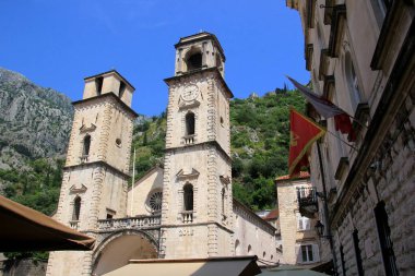 Kotor, Karadağ - 19 Haziran 2023: Eski Kotor kasabasındaki turistler. Eski şehir, Kotor Limanı - Karadağ