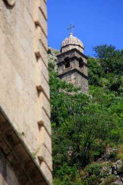 Kotor, Karadağ - 19 Haziran 2023: Eski Kotor kasabasındaki turistler. Eski şehir, Kotor Limanı - Karadağ