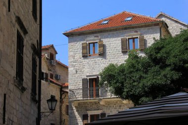 Kotor, Karadağ - 19 Haziran 2023: Eski Kotor kasabasındaki turistler. Eski şehir, Kotor Limanı - Karadağ