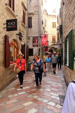 Kotor, Karadağ - 19 Haziran 2023: Eski Kotor kasabasındaki turistler. Eski şehir, Kotor Limanı - Karadağ