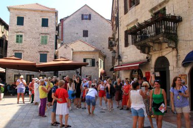 Kotor, Karadağ - 19 Haziran 2023: Eski Kotor kasabasındaki turistler. Eski şehir, Kotor Limanı - Karadağ