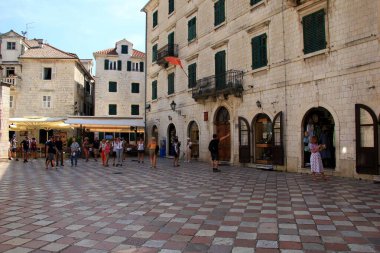 Kotor, Karadağ - 19 Haziran 2023: Karadağ 'ın eski Kotor kentinde turistler dinleniyor