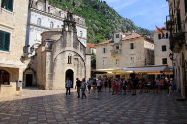 Kotor, Karadağ - 19 Haziran 2023: Karadağ 'ın eski Kotor kentinde turistler dinleniyor