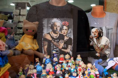 Kotor, Karadağ - 19 Haziran 2023: Kotor kedileri ve Albert Einstein ve kız resimleri olan hediyelik eşya dükkanı penceresi, Kotor, Karadağ