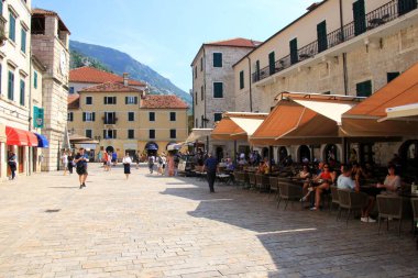 Kotor, Karadağ - 19 Haziran 2023: Karadağ 'ın eski Kotor kentinde turistler dinleniyor