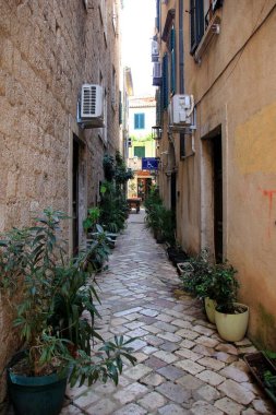 Kotor, Karadağ - 19 Haziran 2023: Güzel yaşlı Kotor, Karadağ 'ın eski Kotor kentinde sokak manzarası