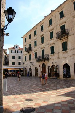 Kotor, Karadağ - 19 Haziran 2023: Kotor evleri ve sokakları, Kotor, Karadağ