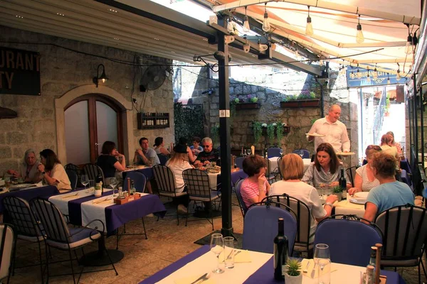 Kotor Czarnogóra Czerwca 2023 Turyści Relaksują Się Starym Mieście Kotor — Zdjęcie stockowe