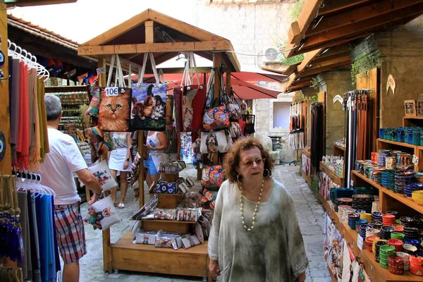 Κοτόρ Μαυροβούνιο Ιουνίου 2023 Τουρίστες Χαλαρώνουν Στην Παλιά Πόλη Κοτόρ — Φωτογραφία Αρχείου