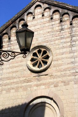 Kotor, Karadağ - 19 Haziran 2023: Karadağ 'ın Kotor kentinde bir evin duvarındaki eski sokak lambası