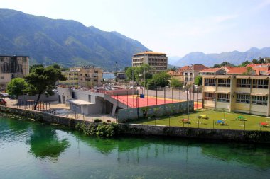 Kotor, Karadağ - 19 Haziran 2023: Güzel yaşlı Kotor, Karadağ 'ın eski Kotor kentinde sokak manzarası