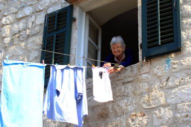 Kotor, Karadağ - 19 Haziran 2023: Karadağ 'ın eski Kotor kentinde turistler dinleniyor