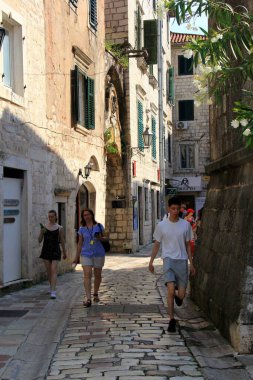 Kotor, Karadağ - 19 Haziran 2023: Kotor evleri ve sokakları, Kotor, Karadağ