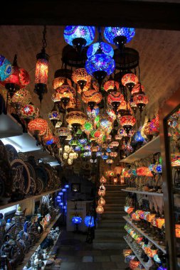Kotor, Karadağ - 19 Haziran 2023: Karadağ 'ın Kotor kentinde renkli doğu lambaları bulunan bir dükkanın içine bakın