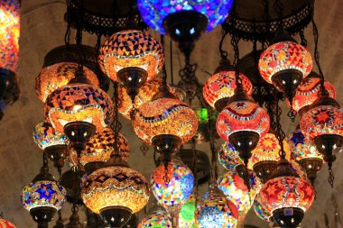 Kotor, Karadağ - 19 Haziran 2023: Karadağ 'ın Kotor kentinde renkli doğu lambaları bulunan bir dükkanın içine bakın