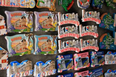 Kotor, Karadağ - 19 Haziran 2023: Kotor, Karadağ 'dan geleneksel turist hatıraları, kedili buzdolabı mıknatısları