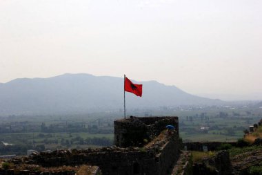 Shkoder, Arnavutluk - 24 Haziran 2023: Arnavutluk ulusal bayrağı eski Şkodra kalesi Rozafa Kalesi 'nin kulesinde dalgalanıyor