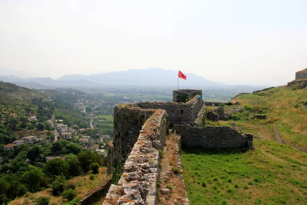 2023年6月24日 アルバニアの国旗が古いシュトラの要塞 ロザファ城の塔に振りかける ロイヤリティフリーのストック画像