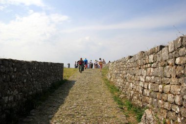 Shkoder, Arnavutluk - 24 Haziran 2023: Turistler eski Şkodra kalesi Rozafa Kalesi 'nin kalıntılarını ziyaret ettiler