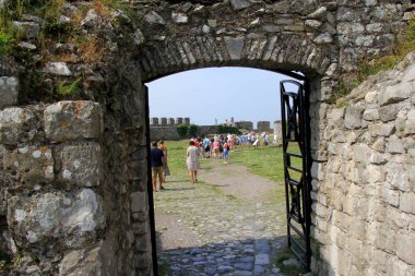 Shkoder, Arnavutluk - 24 Haziran 2023: Turistler eski Şkodra kalesi Rozafa Kalesi 'nin kalıntılarını ziyaret ettiler