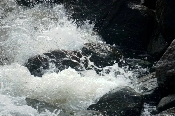 Брызги Морской Воды Черных Скалах Побережья — стоковое фото