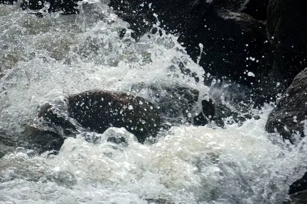 Брызги Морской Воды Черных Скалах Побережья — стоковое фото