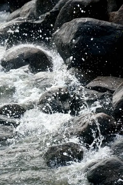 Água Mar Salpicos Sobre Rochas Negras Costa — Fotografia de Stock