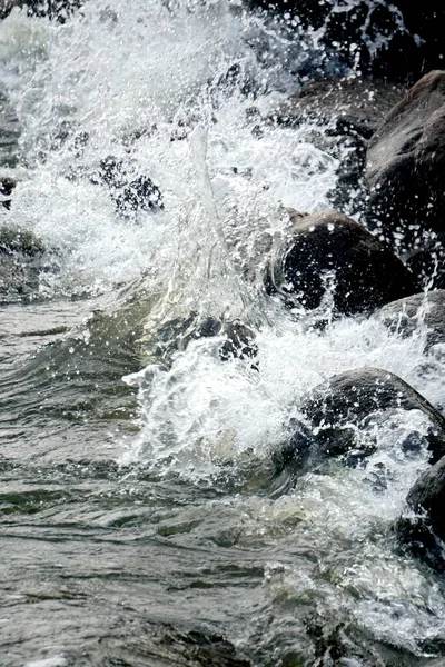 Meerwasser Spritzt Auf Die Schwarzen Felsen Der Küste — Stockfoto
