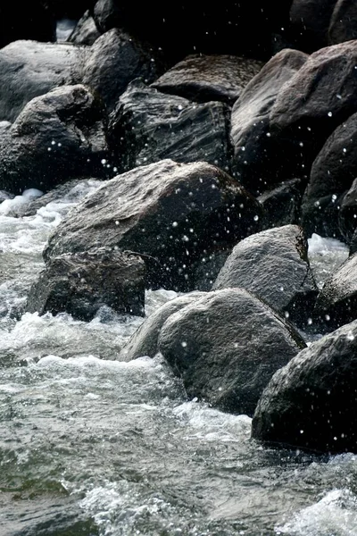 海水喷溅在海岸的黑色岩石上 — 图库照片