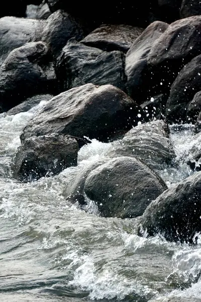 Agua Mar Salpica Sobre Las Rocas Negras Costa —  Fotos de Stock