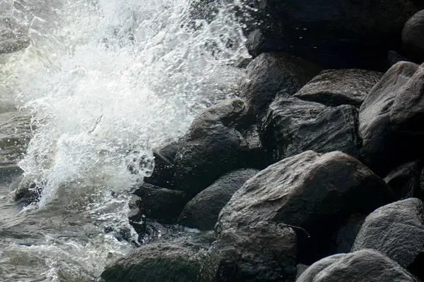Deniz Suyu Kıyıdaki Siyah Kayalara Sıçrar — Stok fotoğraf