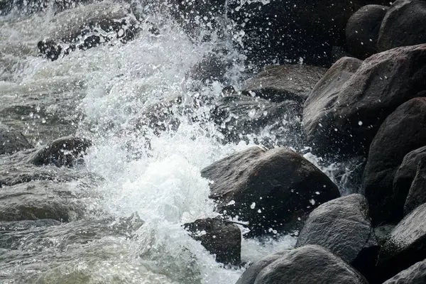 Agua Mar Salpica Sobre Las Rocas Negras Costa — Foto de Stock