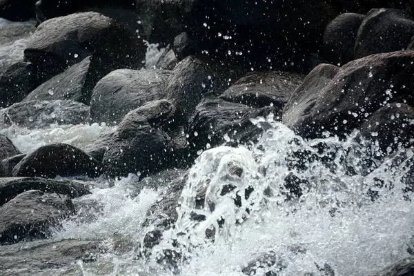 Agua Mar Salpica Sobre Las Rocas Negras Costa — Foto de Stock