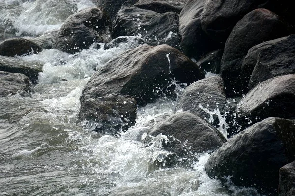 海水喷溅在海岸的黑色岩石上 — 图库照片