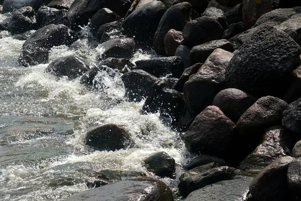 Agua Mar Salpica Sobre Las Rocas Negras Costa —  Fotos de Stock