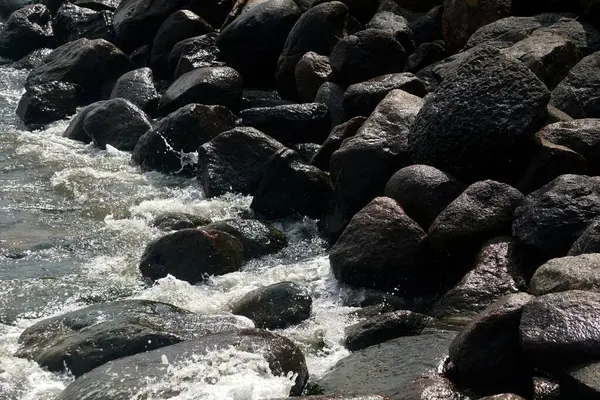 Deniz Suyu Kıyıdaki Siyah Kayalara Sıçrar — Stok fotoğraf