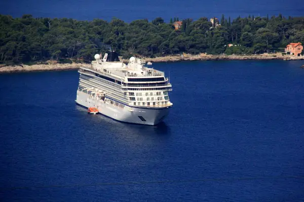 Dubrovnik Croatia Ιουνιου 2023 Απόψεις Από Ψηλά Ενός Λευκού Κρουαζιερόπλοιου — Φωτογραφία Αρχείου