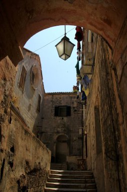 DUBROVNIK, CROATIA - 26 Haziran 2023: Dubrovnik eski kentine turistlerle birlikte görüntüler, Dubrovnik fotoğrafları