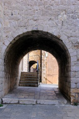 DUBROVNIK, CROATIA - 26 Haziran 2023: Dubrovnik eski kentine turistlerle birlikte görüntüler, Dubrovnik fotoğrafları
