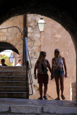 DUBROVNIK, CROATIA - 26 Haziran 2023: Dubrovnik eski kentine turistlerle birlikte görüntüler, Dubrovnik fotoğrafları