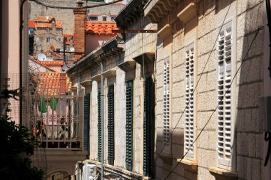 DUBROVNIK, CROATIA - 26 Haziran 2023: Dubrovnik eski kentine turistlerle birlikte görüntüler, Dubrovnik fotoğrafları