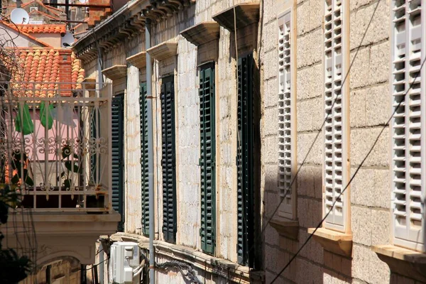 DUBROVNIK, CROATIA - 26 Haziran 2023: Dubrovnik eski kentine turistlerle birlikte görüntüler, Dubrovnik fotoğrafları