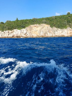 Hırvatistan 'ın Dubrovnik kenti yakınlarındaki Adriyatik Denizi' ndeki Lokrum adası. Adriyatik Denizi 'nin güzel mavi suları ön planda