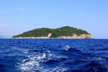 Hırvatistan 'ın Dubrovnik kenti yakınlarındaki Adriyatik Denizi' ndeki Lokrum adası. Adriyatik Denizi 'nin güzel mavi suları ön planda