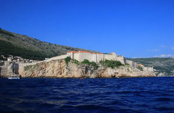 クロアチアのドゥブロヴニク近くのアドリア海のロクルム島 前景のアドリア海の美しい青い水 — ストック写真