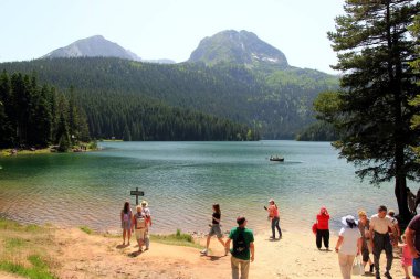Zabljak, Karadağ 22 Haziran 2023: Kara Göl, Durmitor Ulusal Parkı 'nda insanlar dinleniyor