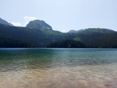Kara Göl, Durmitor Ulusal Parkı güneşli yaz gününde, Zabljak, Karadağ