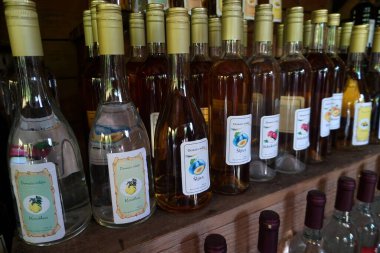 Zabljak, Karadağ 22 Haziran 2023: Geleneksel Karadağ ev yapımı rakija ve yol kenarındaki pazarlarda şarap ve Karadağ 'dan gıda hediyelik eşyaları                               