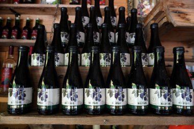 Zabljak, Karadağ 22 Haziran 2023: Geleneksel Karadağ ev yapımı rakija ve yol kenarındaki pazarlarda şarap ve Karadağ 'dan gıda hediyelik eşyaları                               