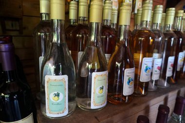 Zabljak, Karadağ 22 Haziran 2023: Geleneksel Karadağ ev yapımı rakija ve yol kenarındaki pazarlarda şarap ve Karadağ 'dan gıda hediyelik eşyaları                               